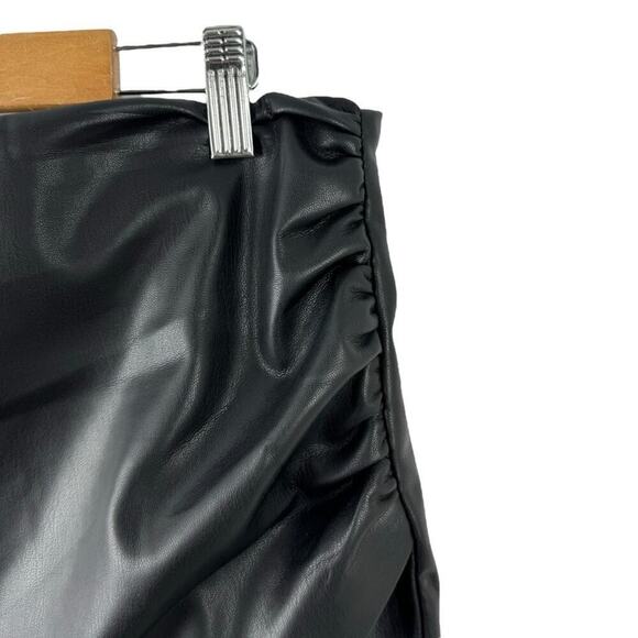 NWT House of Harlow 1960 Black Vegan Leather Mini Ruched Skirt Size Medium - Picture 4 of 15
